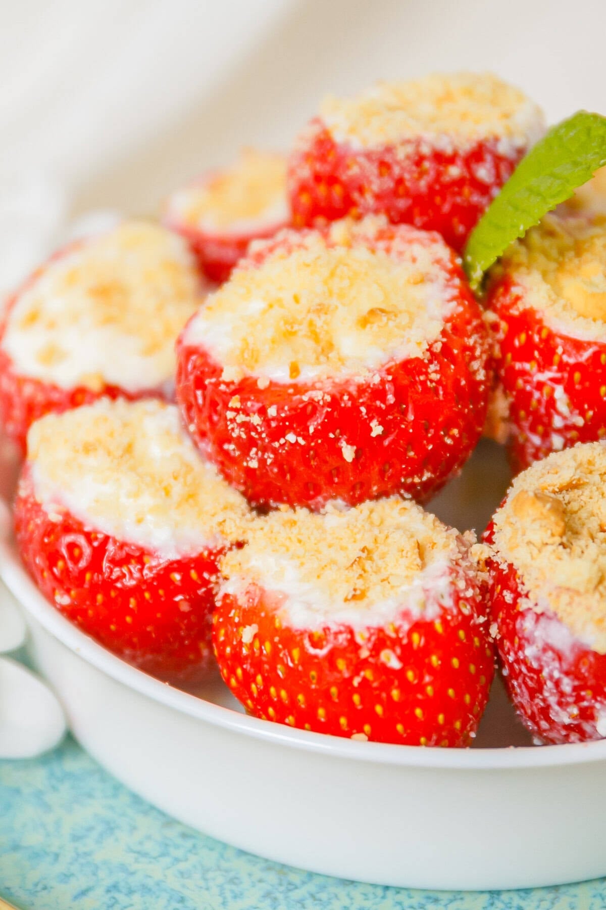Easy 4 Ingredient Cheesecake Stuffed Strawberries